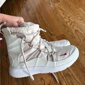 Nike Women's White and Red Winter Boots